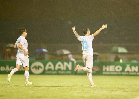 Sao Việt kiều ghi bàn giúp Nam Định tiến gần chức vô địch 